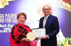 Mark Siegel erhält den Asia Pacific Golf Tourism Pioneer Award bei den Asian Golf Awards 2016
