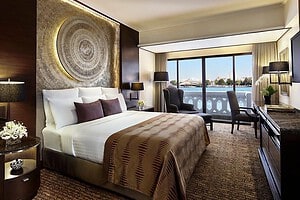 Anantara Riverside Bangkok-Bett Zimmer