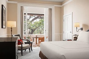 Raffles Royal Phnom Penh – Schlafzimmer mit Kingsize-Bett