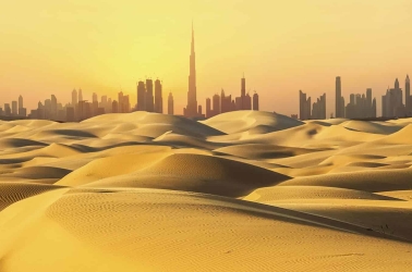 Dubai Skyline in der Wüste bei Sonnenuntergang