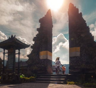 Eingang-zum-Hindu-Tempel.-Bali-Indonesien--1024x784