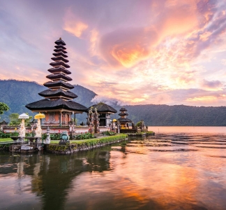 Pura-Ulun-Danu-Bratan-Hindu-Tempel-am-Bratan-See-Landschaft-eine-berühmte-Touristen-Attraktion-in-Bali-Indonesien
