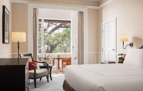 Raffles Royal Phnom Penh – Schlafzimmer mit Kingsize-Bett