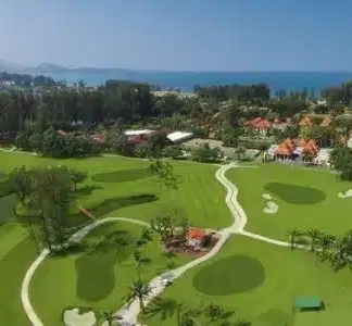 ein Golfplatz mit einem Weg und Bäumen
